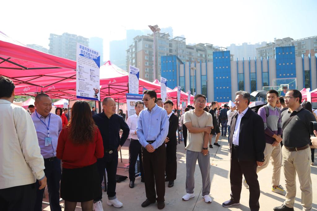 校领导与人社局领导亲切交流