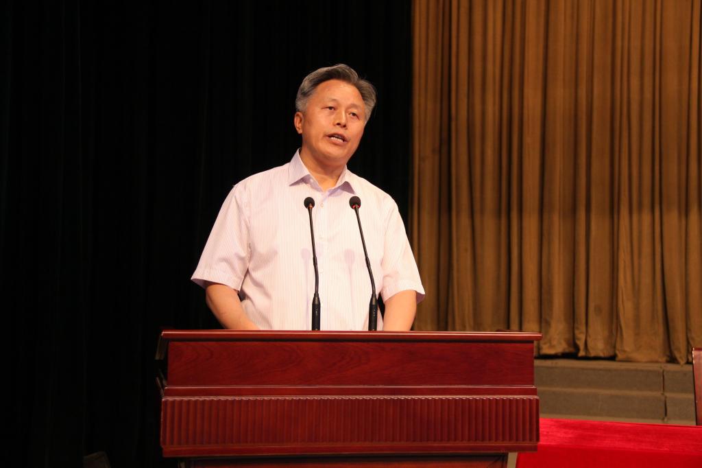 党委副书记、校长王曙光宣读表彰文件