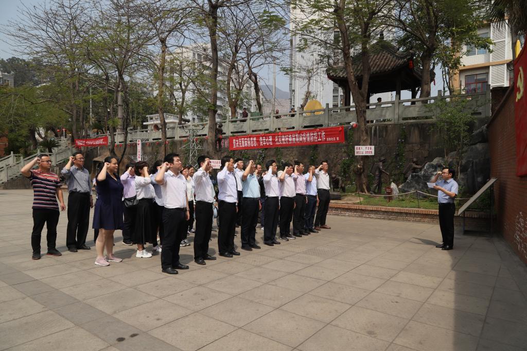 师生党员西区“初心园”前重温入党誓词