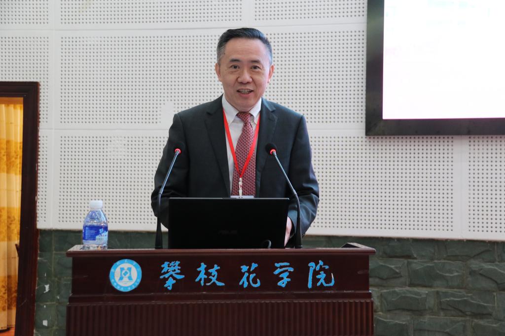 专家组副组长、上海交通大学邹扬教授主持反馈会