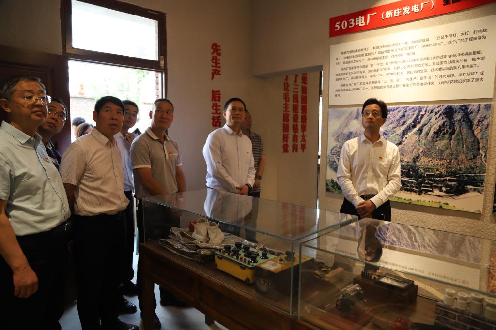 师生党员参观西区三线建设微博物馆