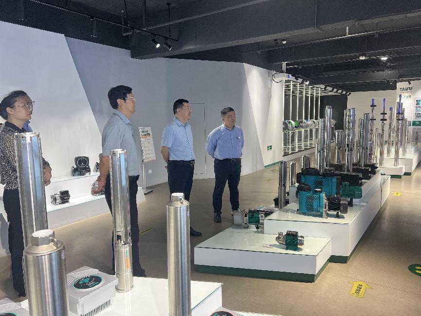 参观校友设计研发产品