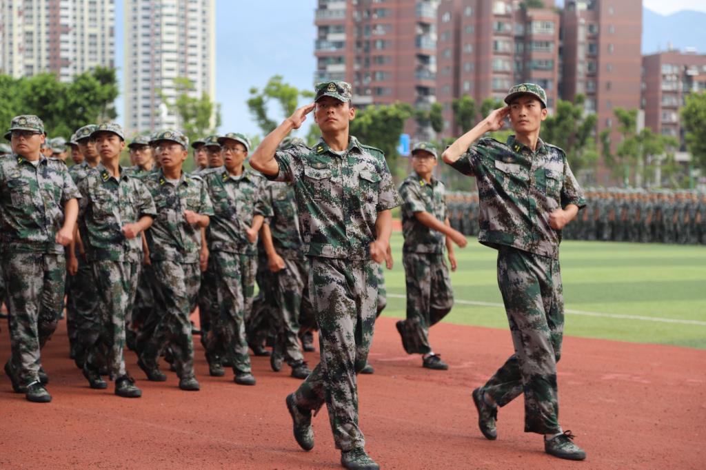 分列式方队步履铿锵、目光坚定