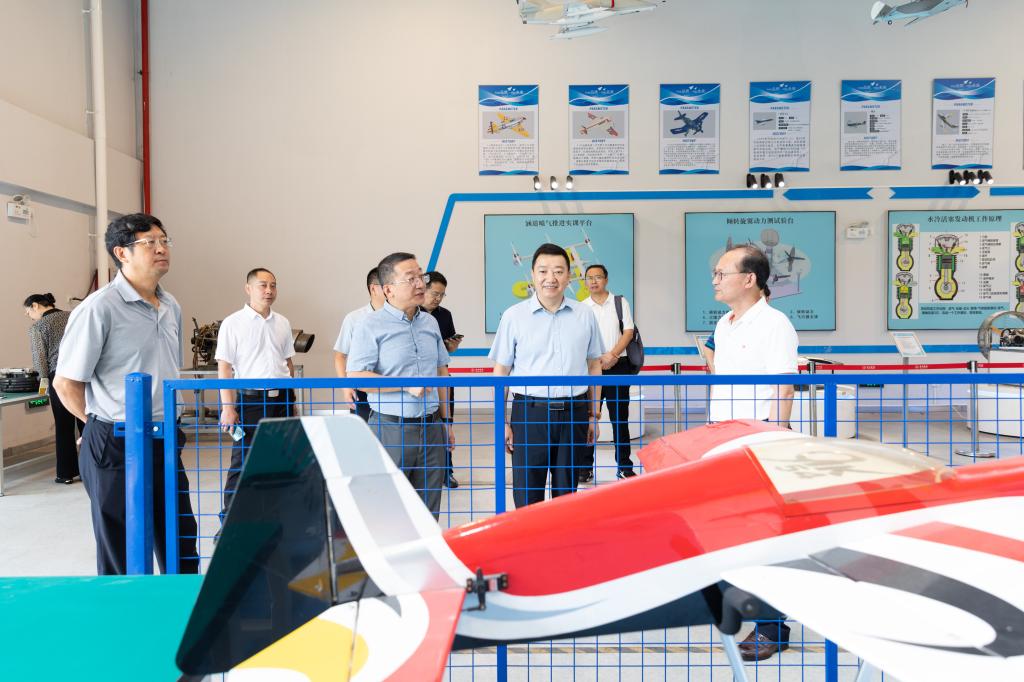 参观航空飞行器实验室