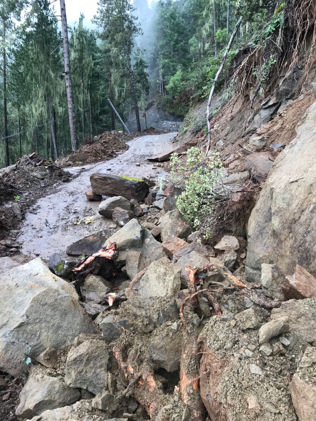 扶贫路上遇塌方