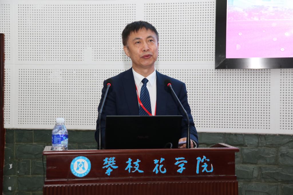 专家组组长、哈尔滨医科大学曹德品教授宣读《攀枝花学院临床医学专业初步认证报告》