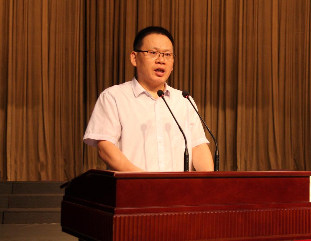 新进教师代表赵海泉发言