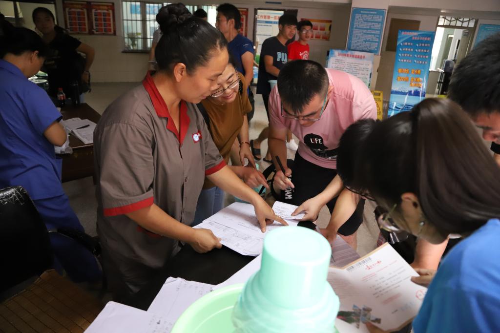 宿舍阿姨热情接待提前到来的同学和家长