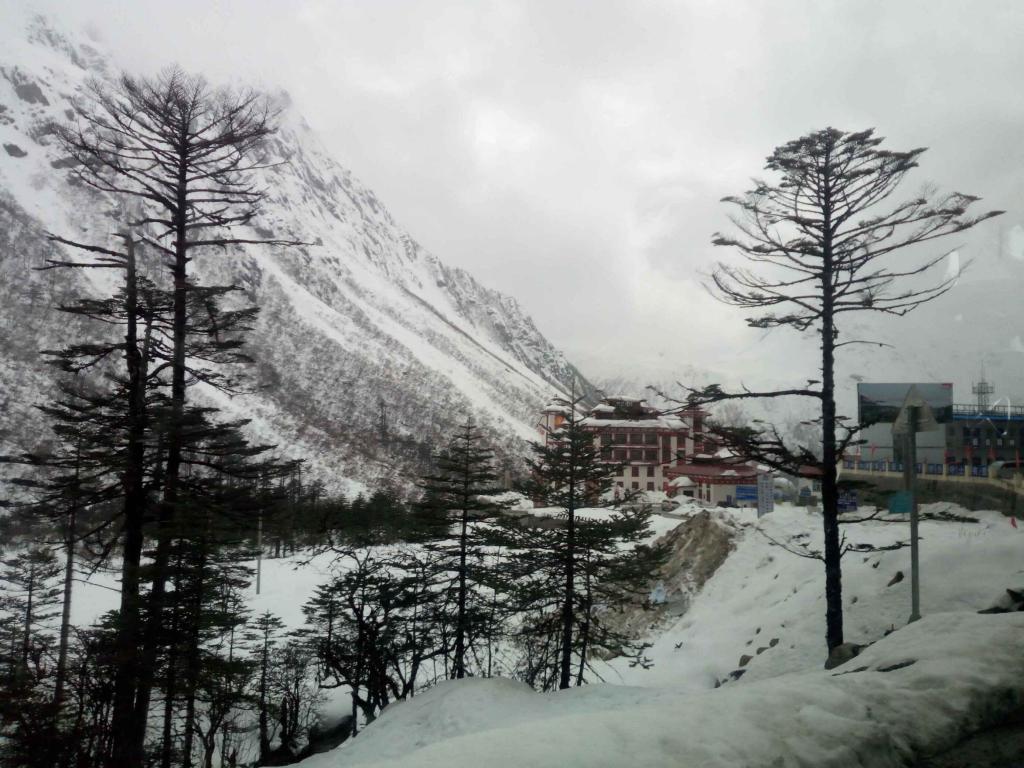 雪中的墨脱县完全小学一角