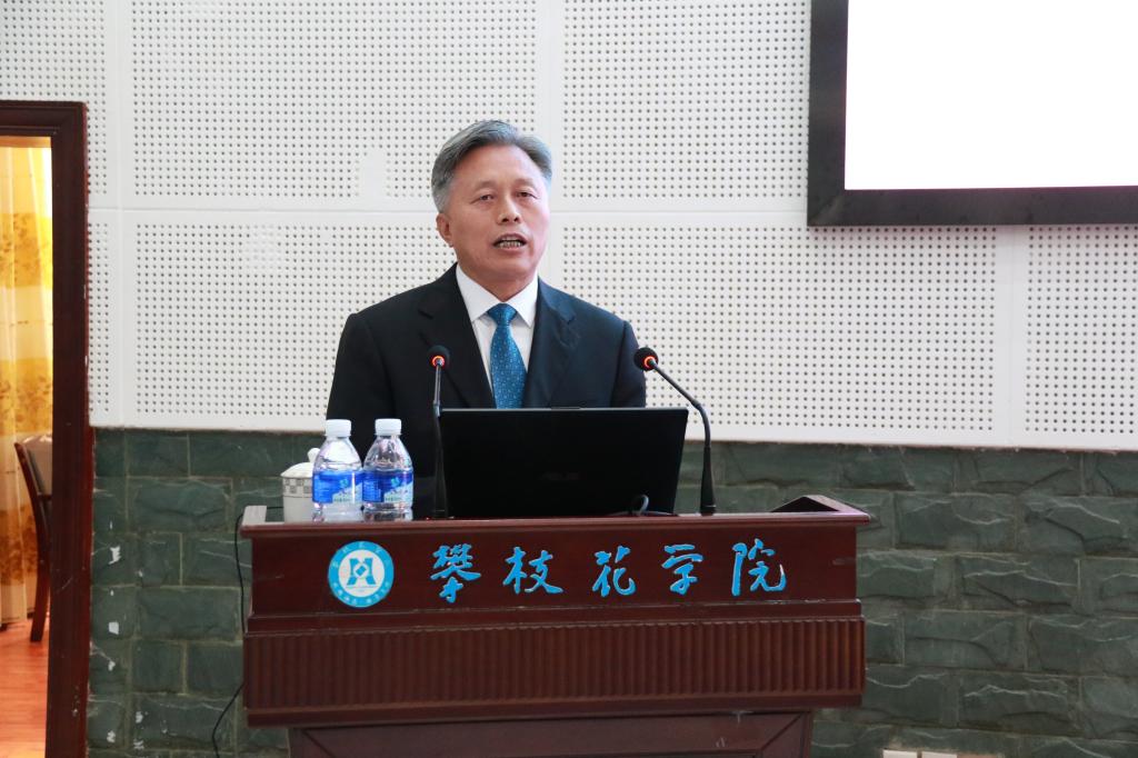 党委副书记、校长王曙光代表学校作表态发言